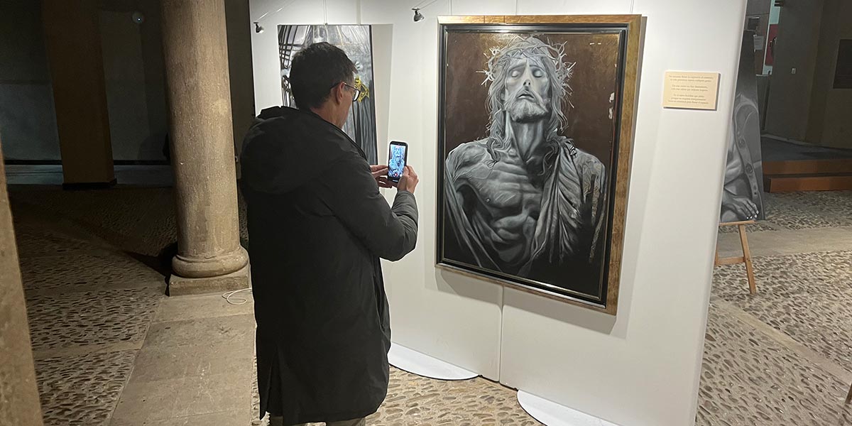 La obra de Pardo se centra en explorar las emociones humanas desde una mirada contenida