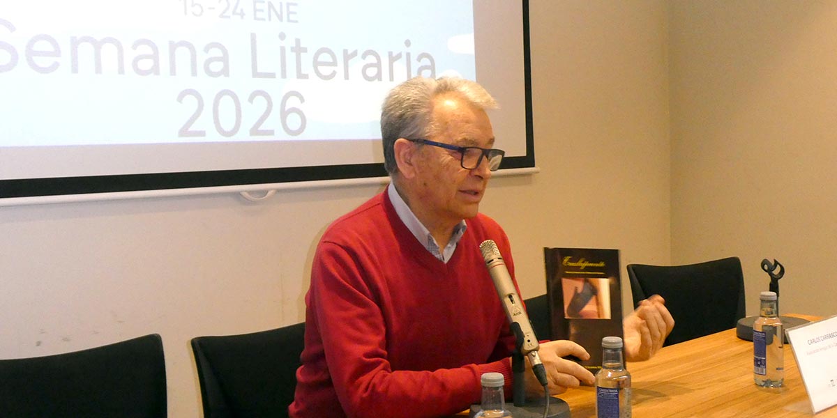 Pepe Alfaro con el nuevo número de la revista Traslapuente