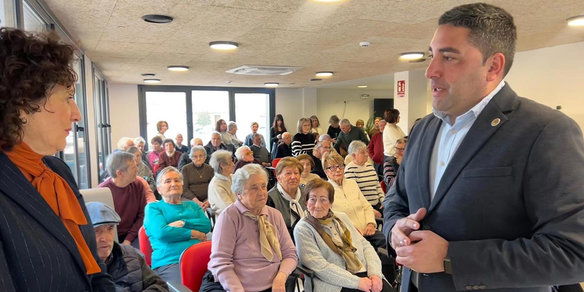 La consejera Maeztu junto al alcalde de Ribaforada, Tirso Calvo, en un momento del acto