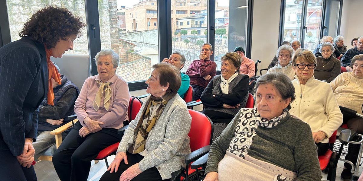 La consejera Maeztu saluda a usuarias del centro de día de Ribaforada