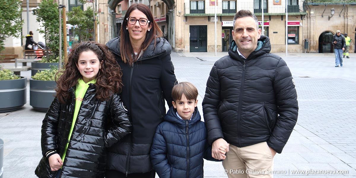 Mateo González Pasquier junto a su familia