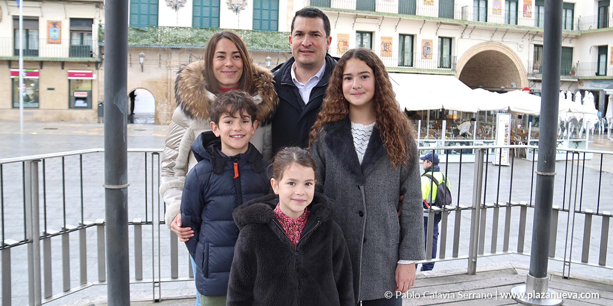 Emma Madorrán Ojuel junto a su familia