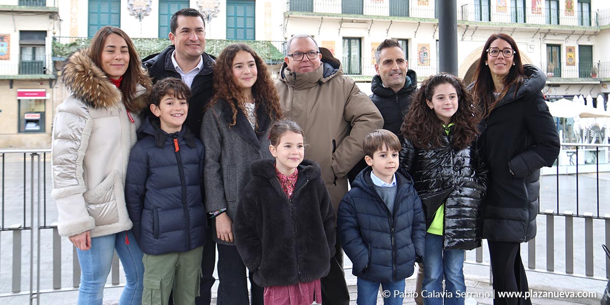 Mateo González Pasquier y Emma Madorrán Ojuel junto a sus familias y Miguel Ángel Vallejo