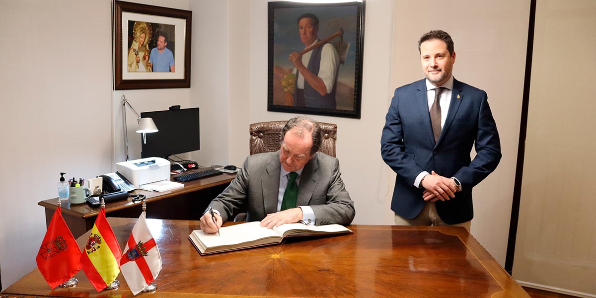 Firma Alfonsín en el libro de Tudela
