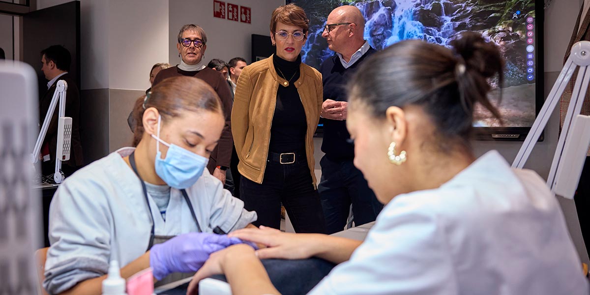 La Presidenta Chivite y el consejero Gimeno, durante su visita a las instalaciones del centro de FP de Tudela 5