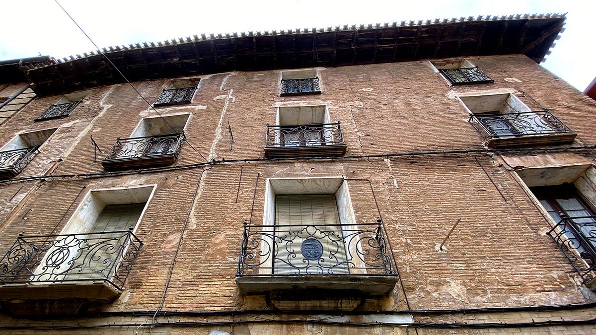La casa de los Alonso Sáenz se reconstruyó a finales del s. XVIII como vivienda del comerciante José Lizaso a partir de la unión de dos casas ya existentes