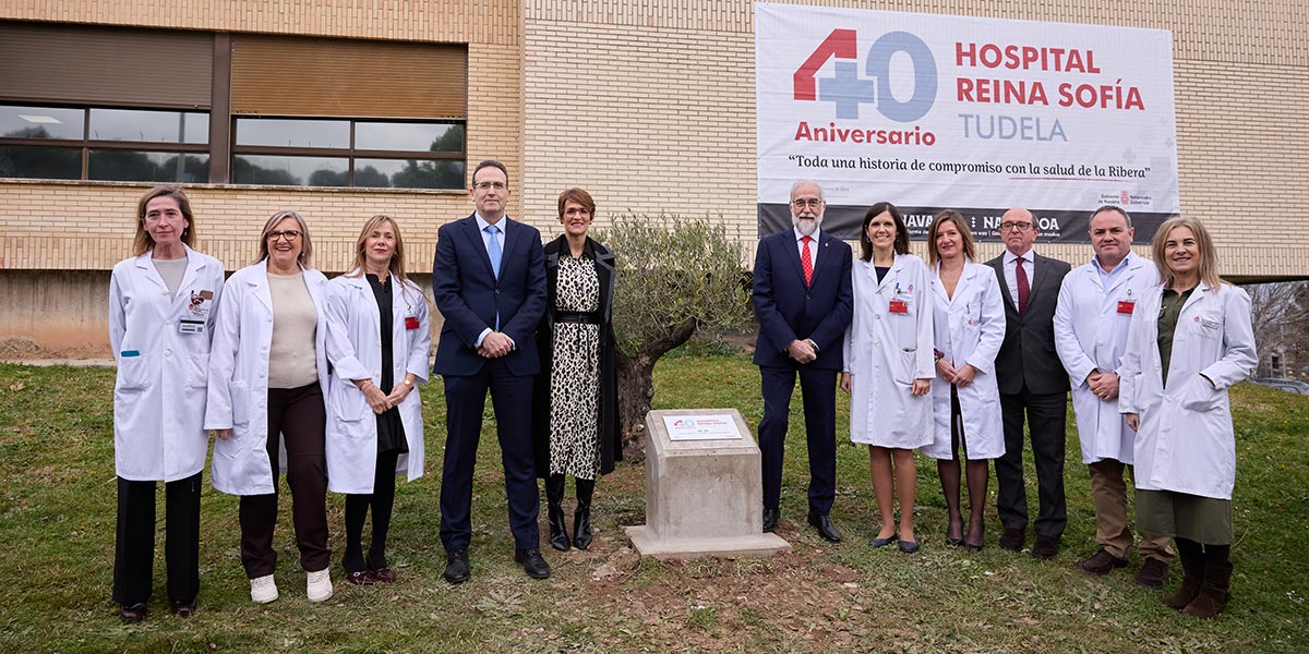 La Presidenta Chivite, el consejero Domínguez, el director general de Salud, Antonio López y el director del Servicio Navarro de Salud Osasunbidea, Jon Guajardo, con personal directivo del Hospital Reina Sofía de Tudela