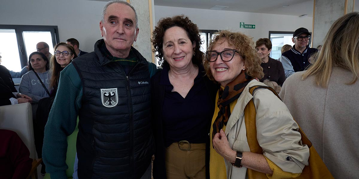 La consejera Maeztu, junto a asistentes a la inauguración del centro