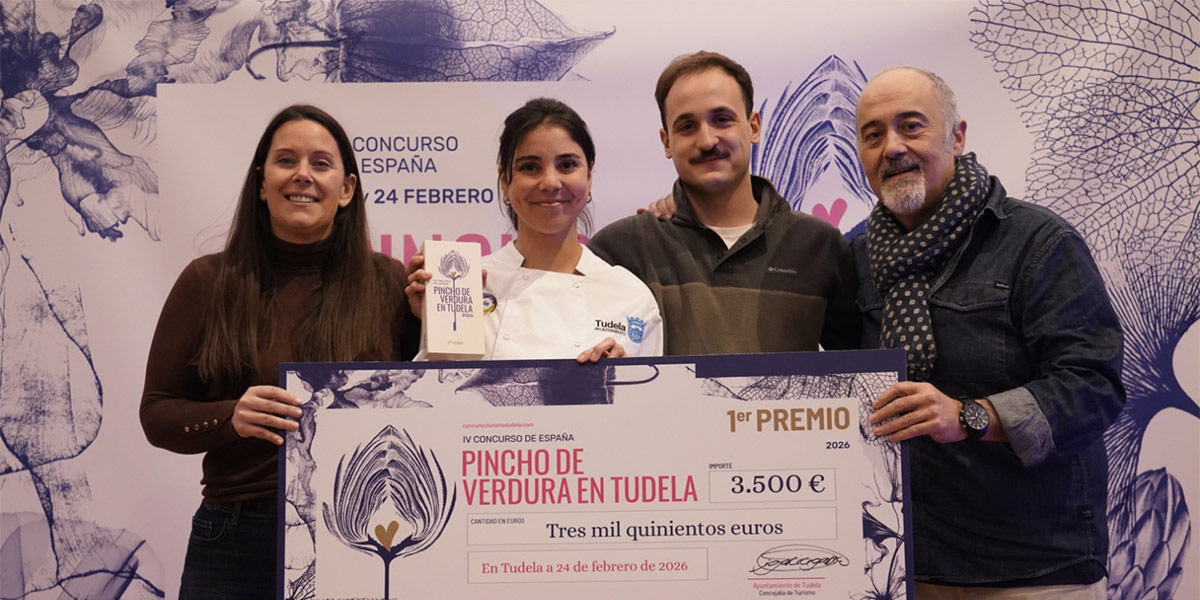 Cristina Massuh Coello junto al primer premio del IV Concurso de España de Pincho de Verdura de Tudela.