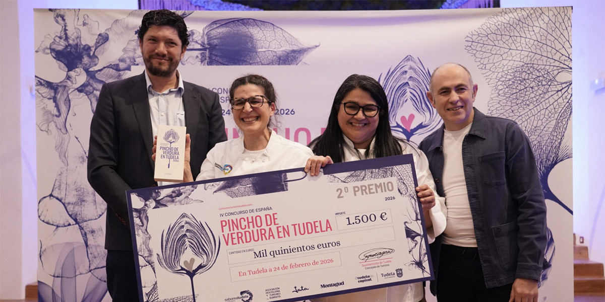 Verónica Montespiér Foti sosteniendo el segundo premio de 1.500 euros