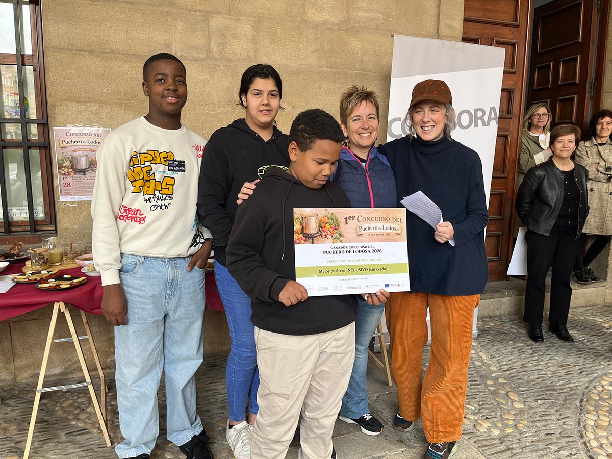 Los chicos y chicas del instituto elaboraron el puchero inclusivo, cuya inscripción realizó su profesora Sandra Gambarte