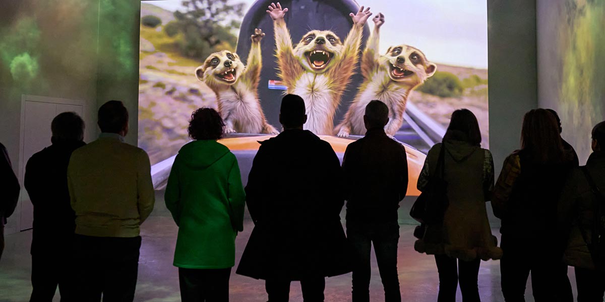 La consejera Esnaola, junto al resto de personas participantes en la visita, en la sala ‘El Origen’ del parque Sendaviva 