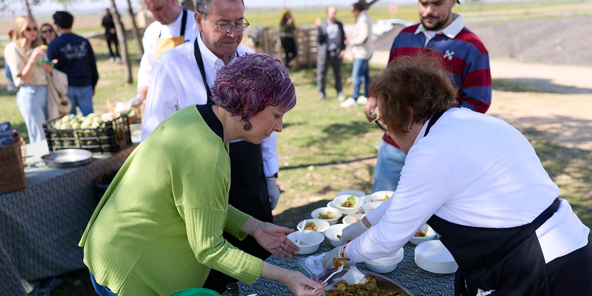 La consejera Esnaola junto a las y los cocineros participantes 