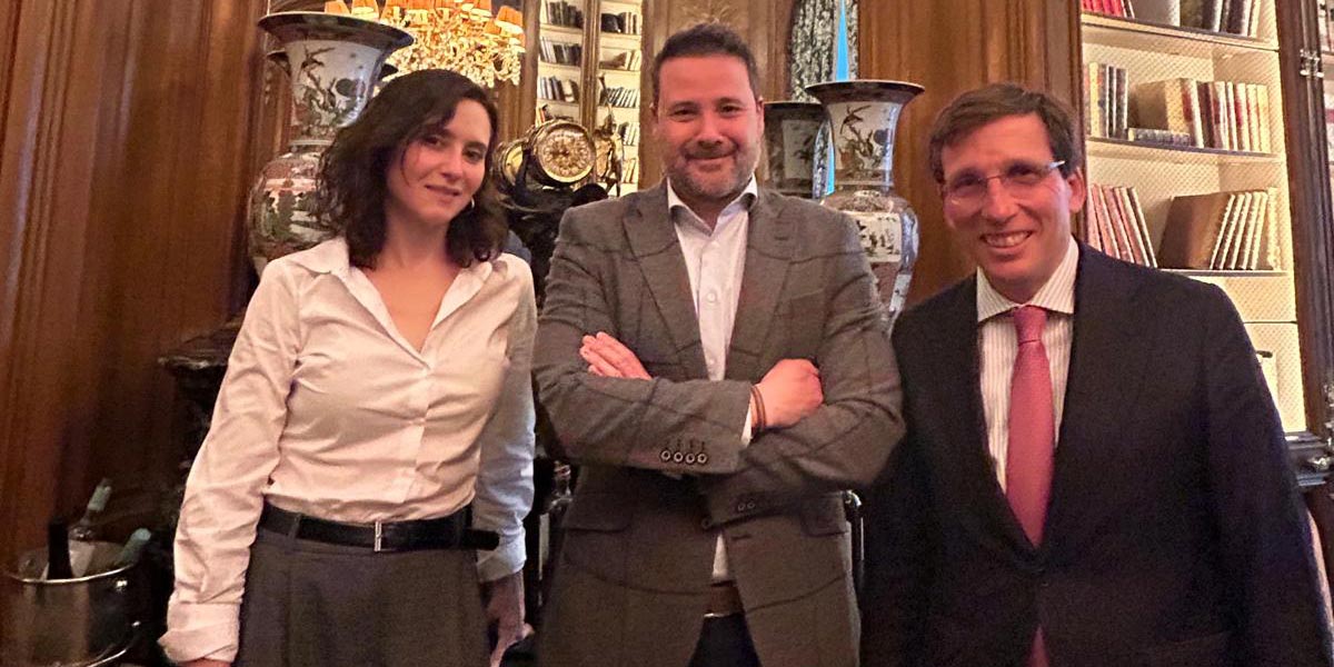 Toquero junto a Ayuso y Almeida