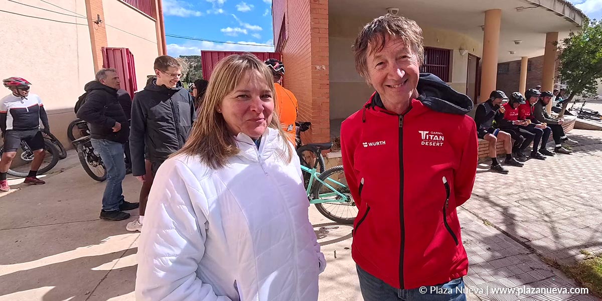 El presidente del Club Ciclista Arguedano, Jesús Rapún junto a Sandra León, miembro también de la organización de la carrera