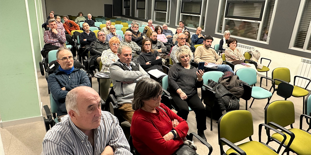 Público asistente a la charla organizada por Ecologistas en Acción de la Ribera