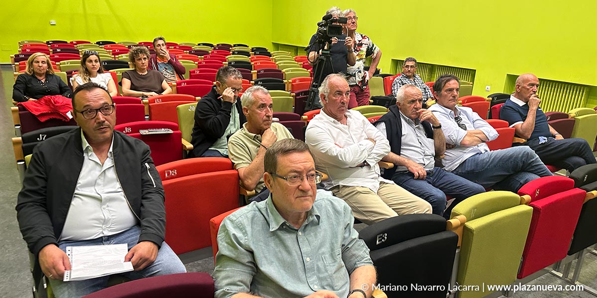 Asistentes a la charla sobre la crisis del campo navarro en Tudela