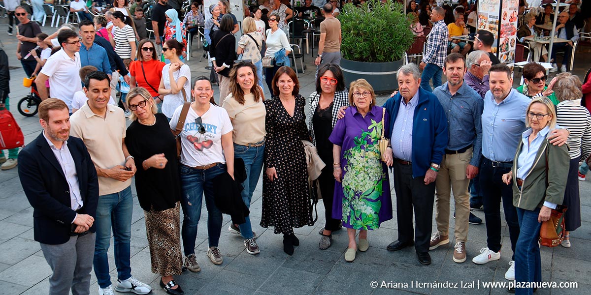 La familia Castel-Ruiz junto a representantes del Ayuntamiento de Tudela antes del lanzamiento del cohete