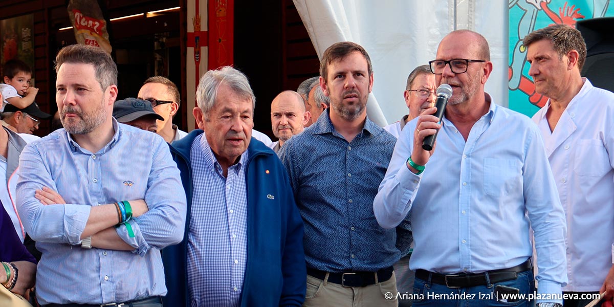 Celes Sebastián, presidente de la Orden del Volatín, durante su intervención en el acto de lanzamiento del cohete