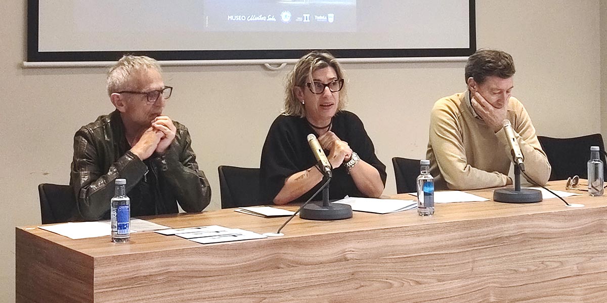 El acto estuvo dirigido por la concejala de Cultura, Icíar Les, acompañada por Rafael Rodríguez y Elías Marchite, miembros del Grupo literario Traslapuente y representantes del jurado del certamen