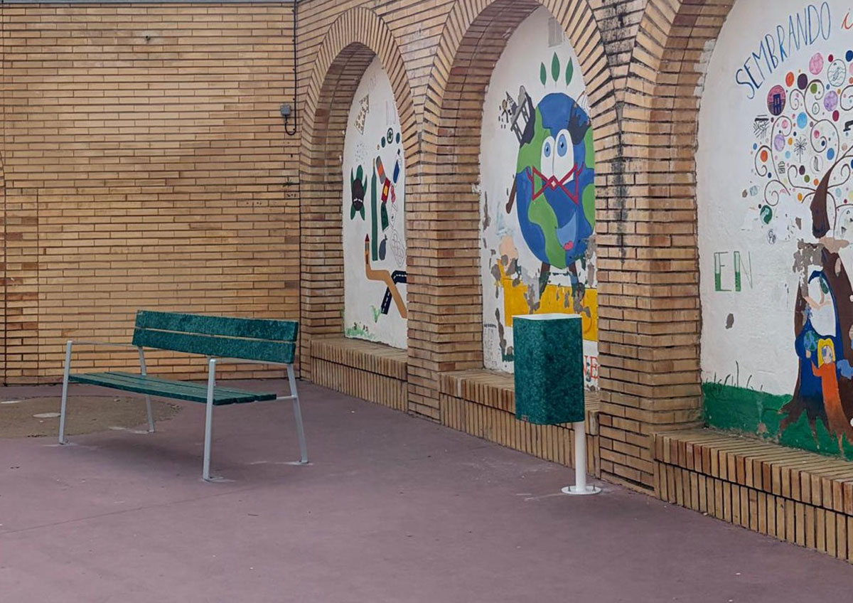 El-Colegio-Compañía-de-María-de-Tudela-ha-recibido-un-banco-y-una-papelera-fabricados-con-redes-de-pesca-y-plástico-recuperados-del-mar-Mediterráneo