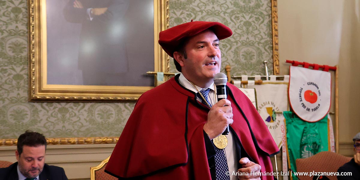 David Palacios, presidente de la Cofradía del Vino de Navarra, recoge el Premio Cofradía de la Orden del Volatín 2026