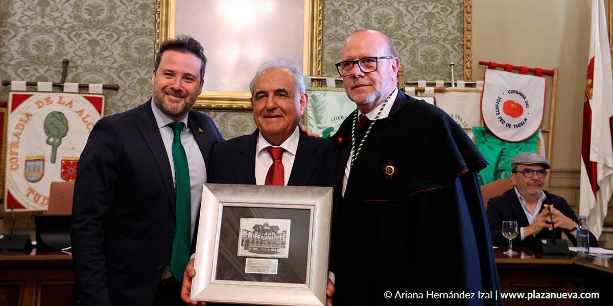 Celes Sebastián Ciria y el alcalde de Tudela, Alejandro Toquero, entregan la Distinción de Honor a Agustín Albo, en representación de la Congregación de Santa Ana