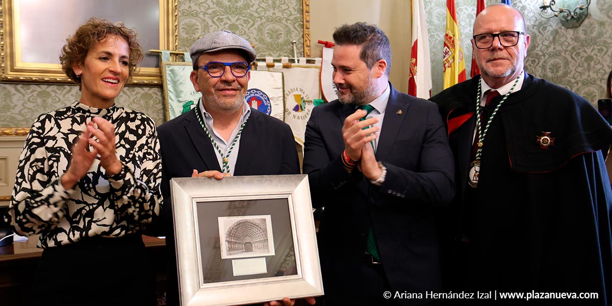 Celes Sebastián Ciria, Alejandro Toquero y María Chivite entregan el reconocimiento a Jesús Sánchez