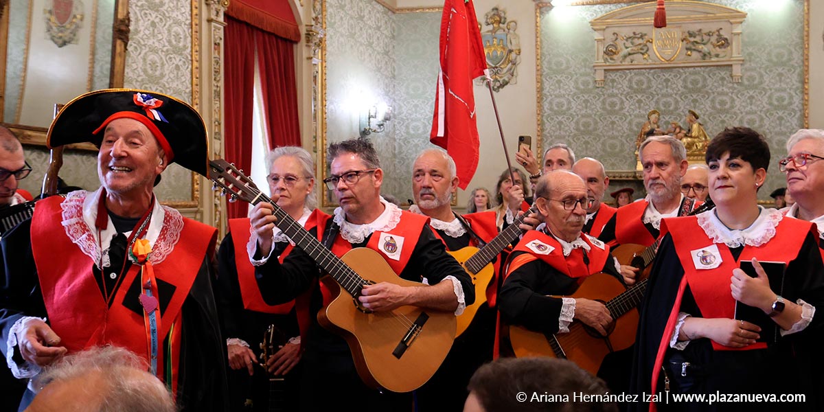 La Peña La Teba pone el broche musical al acto con una emotiva canción dedicada a Emilio, en el Capítulo General celebrado en Tudela