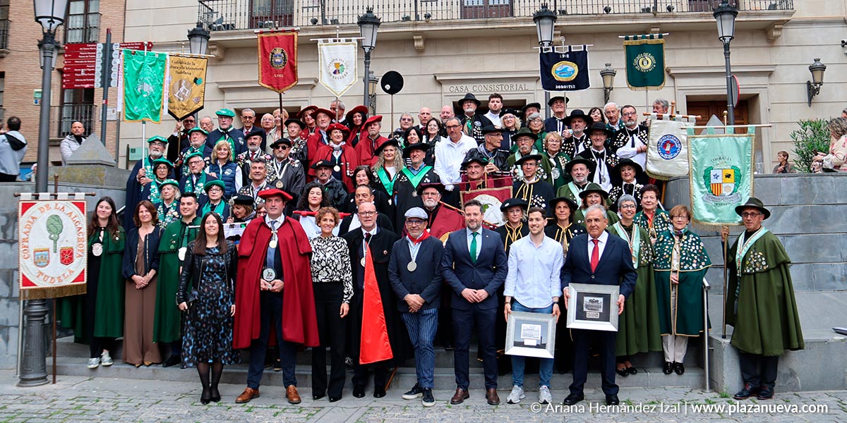 Cofradías llegadas de distintos puntos, autoridades y premiados, reunidos frente al Ayuntamiento de Tudela en el acto central de las Fiestas de la Verdura 2026