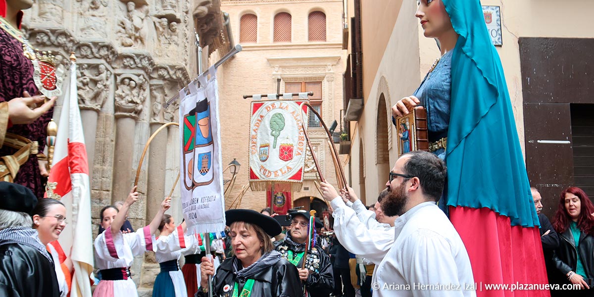 Las cofradías avanzan hacia la Catedral de Tudela en la marcha cívica, con los dantzaris abriendo el paso