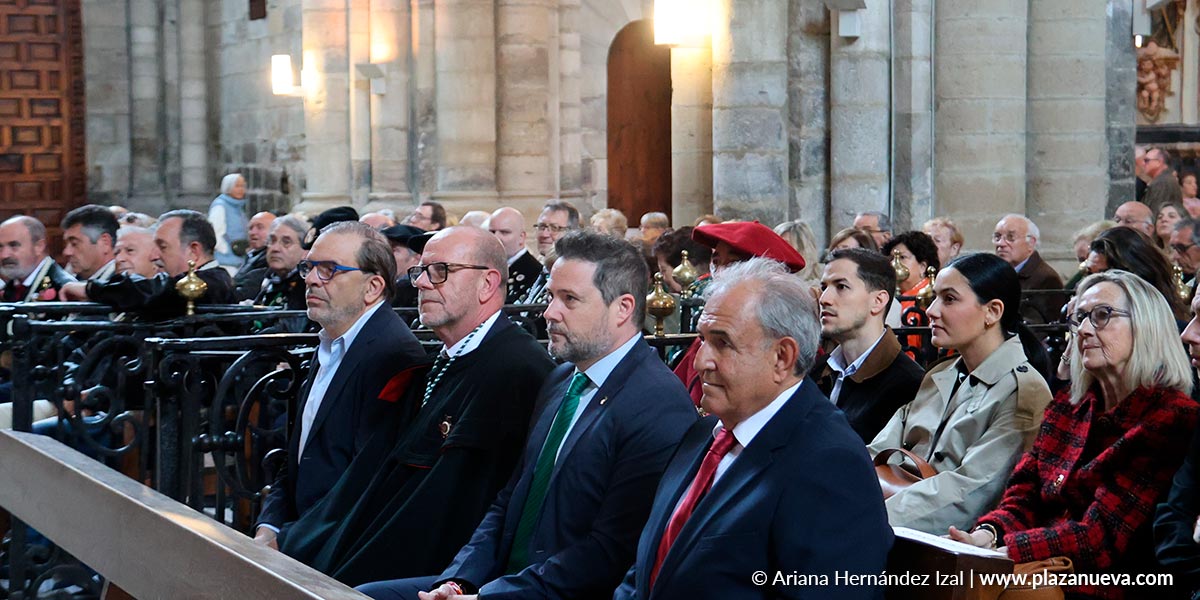 Representantes institucionales y premiados durante la Misa Navarra celebrada en la Catedral de Tudela