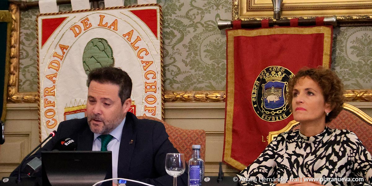 El alcalde de Tudela, Alejandro Toquero, ha abierto el acto del Capítulo General de la Orden del Volatín, con la presidenta del Gobierno de Navarra, María Chivite, a su derecha