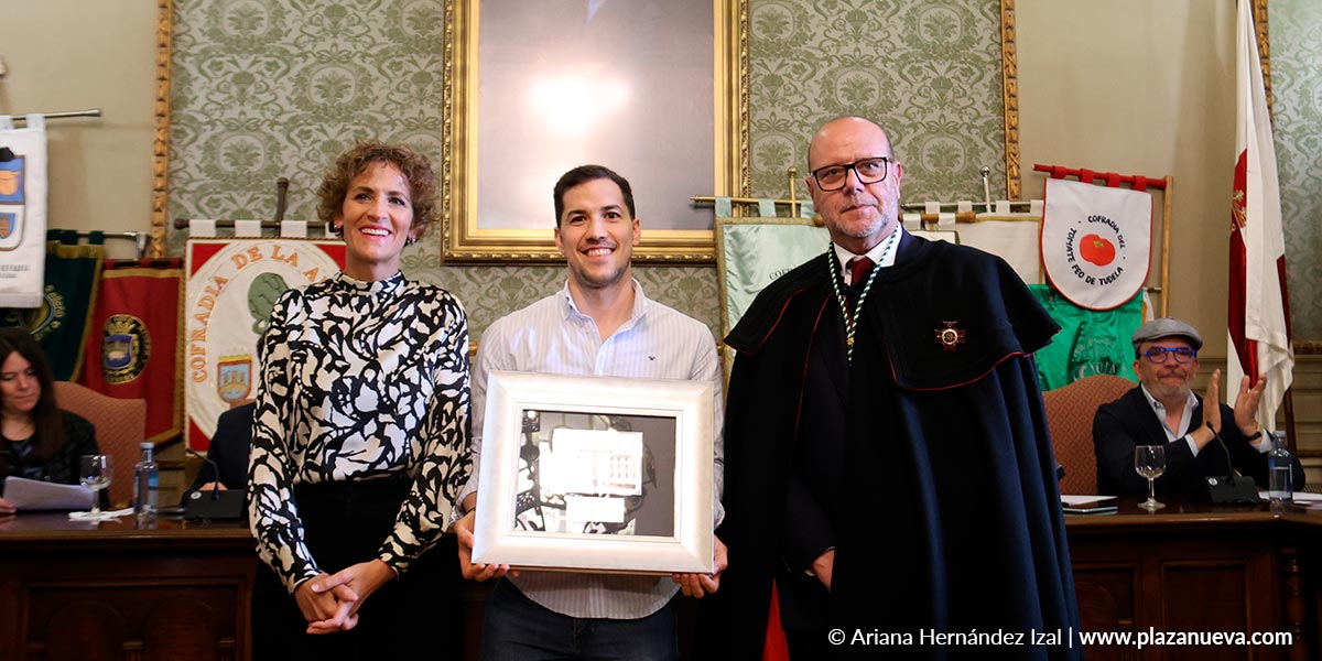 La presidenta del Gobierno de Navarra, María Chivite, y el presidente de la Orden del Volatín, Celes Sebastián Ciria, entregan el Premio Exaltación de la Verdura a Sergio Jiménez, de Navarra Televisión