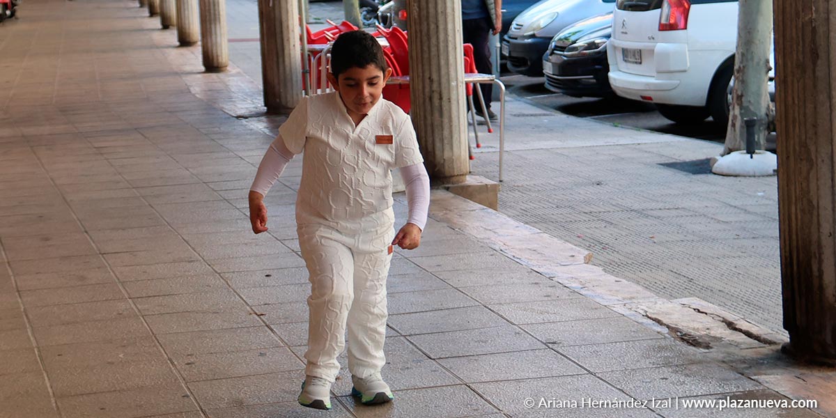 Toto en un momento de juego en la calle