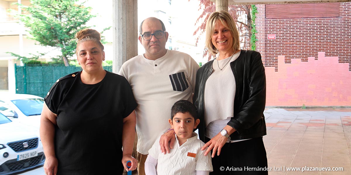 Toto junto a su familia y Elena Domínguez, especialista en apoyo educativo, que le acompaña en el colegio para facilitar su inclusión, autonomía y seguridad