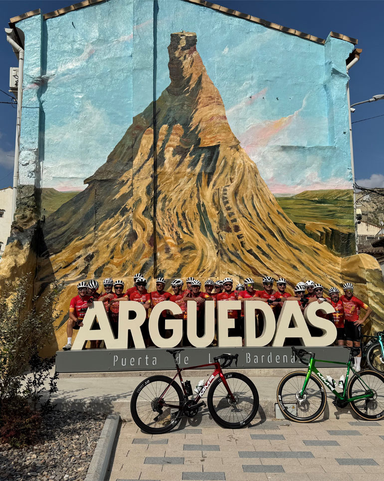 Ciclistas-y-compañeros-del-Movimiento-Ultreya-confluyeron-en-Arguedas-para-celebrar-la-segunda-quedada-del-colectivo
