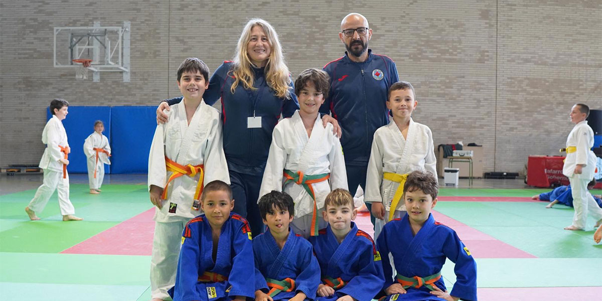 Hasta-Mendillori-se-desplazaron-7-deportistas-del-Judo-Club-Ribera-Navarra-con-su-entrenadora,-Maika-Burgaleta,-y-el-delegado-del-club,-Rubén-Arranz