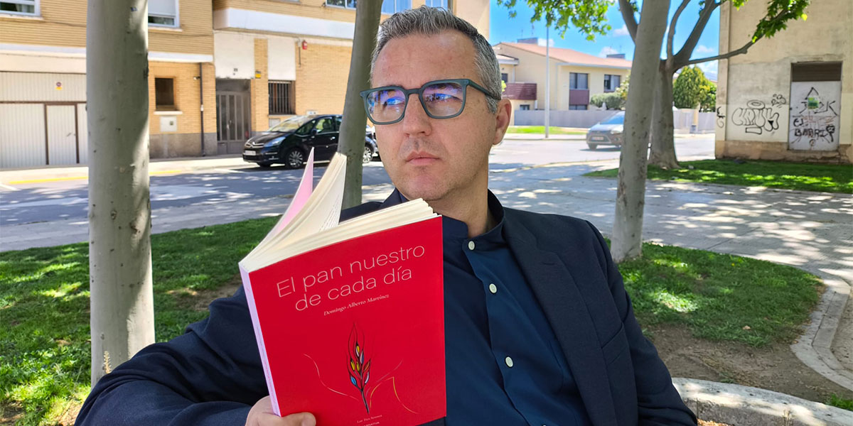 Domingo Alberto Martínez con su nueva obra 'El pan nuestro de cada día', publicada por la editorial Prames