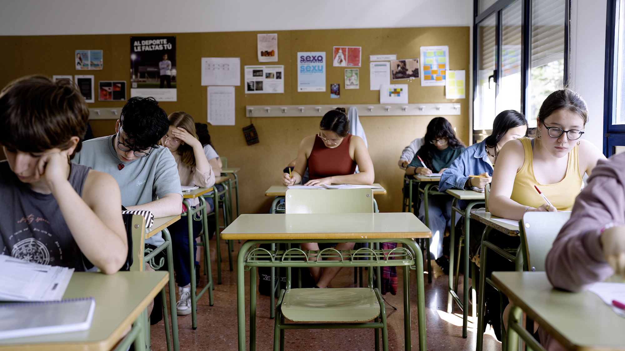 Una escena en una clase del documental 'Endometriosis hagamos visible lo invisible'