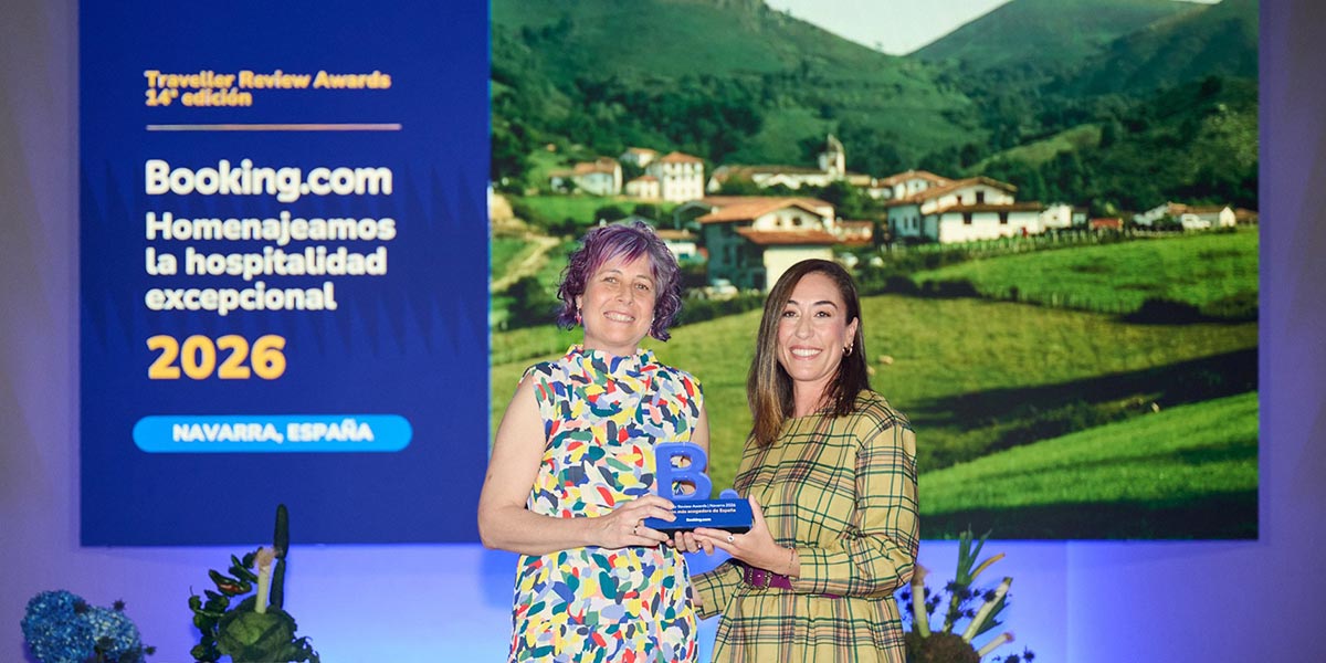 La consejera Rebeca Esnaola y Pilar Crespo, responsable de Booking.com para España y Portugal