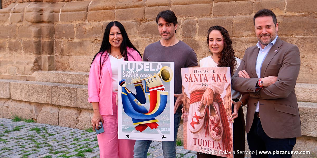 El segundo premio del concurso del cartel de las Fiestas de Santa Ana 2026, junto a la ganadora y representantes institucionales del Ayuntamiento de Tudela