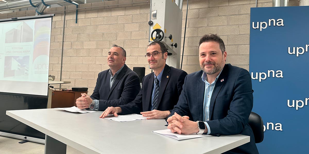 De izquierda a derecha, Rafael Loscos, presidente de la Asociación Empresa Ribera (AER); Martín Larraza, vicerrector de Investigación de la UPNA; y Alejandro Toquero, alcalde de Tudela