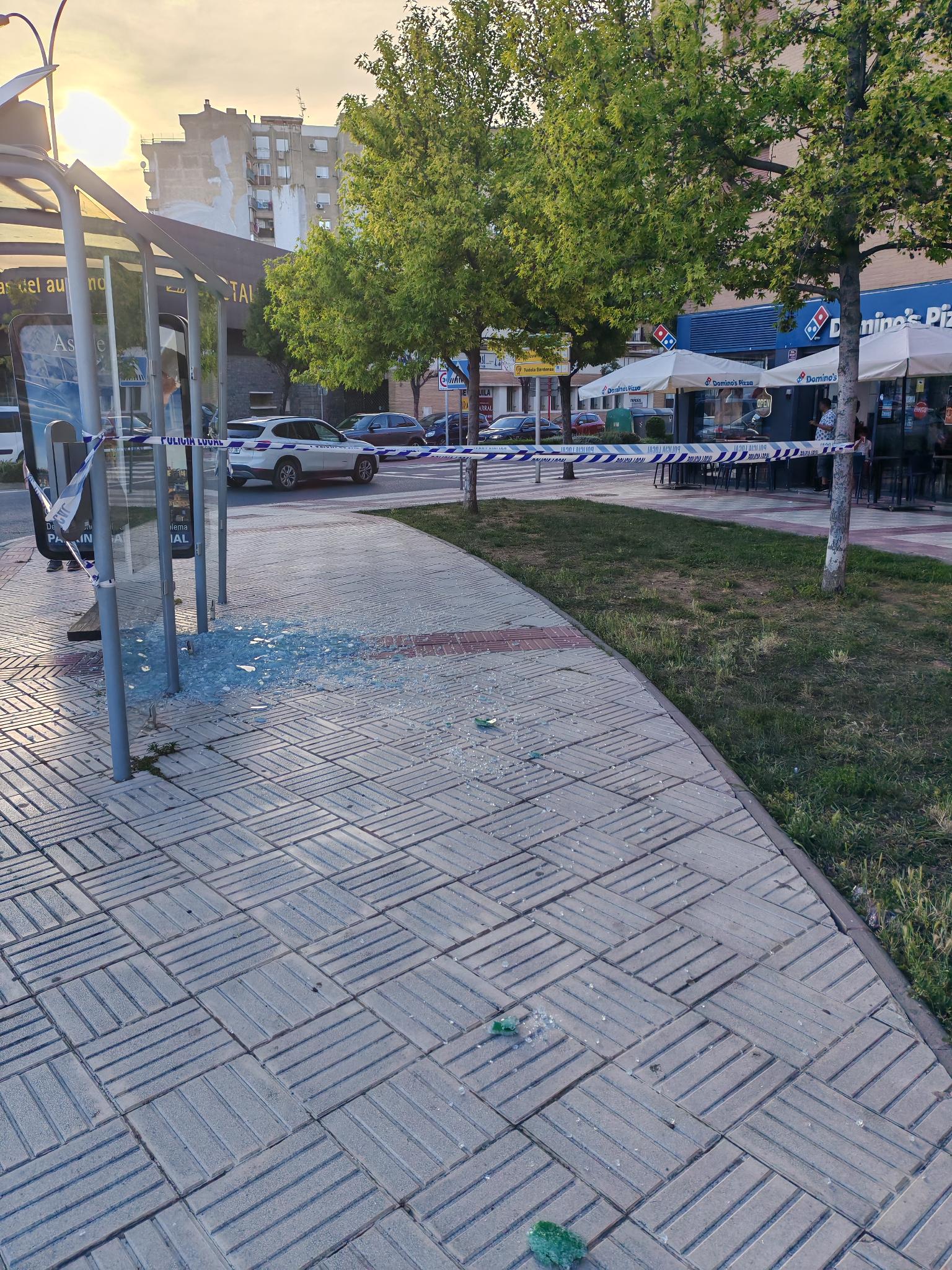 Rotura del cristal de la marquesina de Avenida Zaragoza con Plaza Europa
