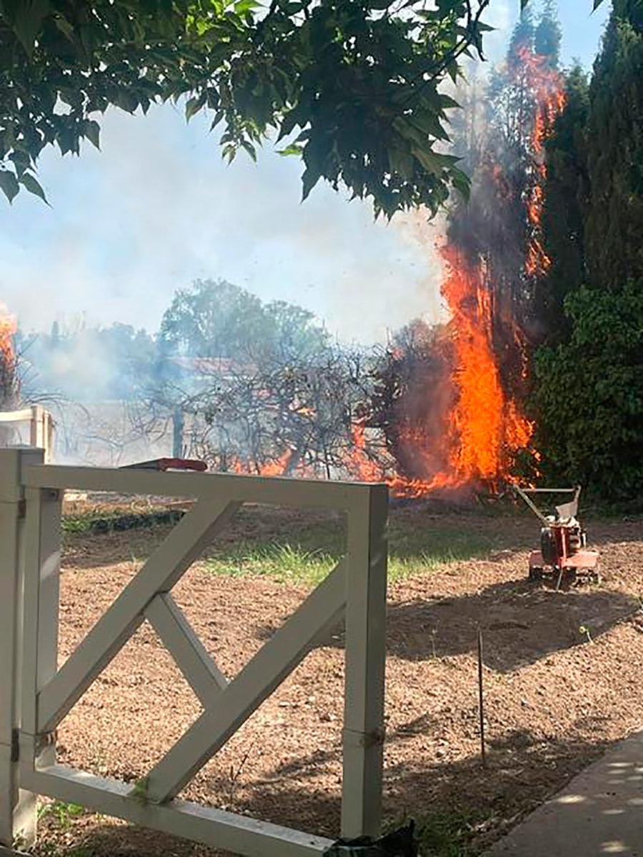 incendio en un huerto de Avenida Narangel, junto al pumptruck