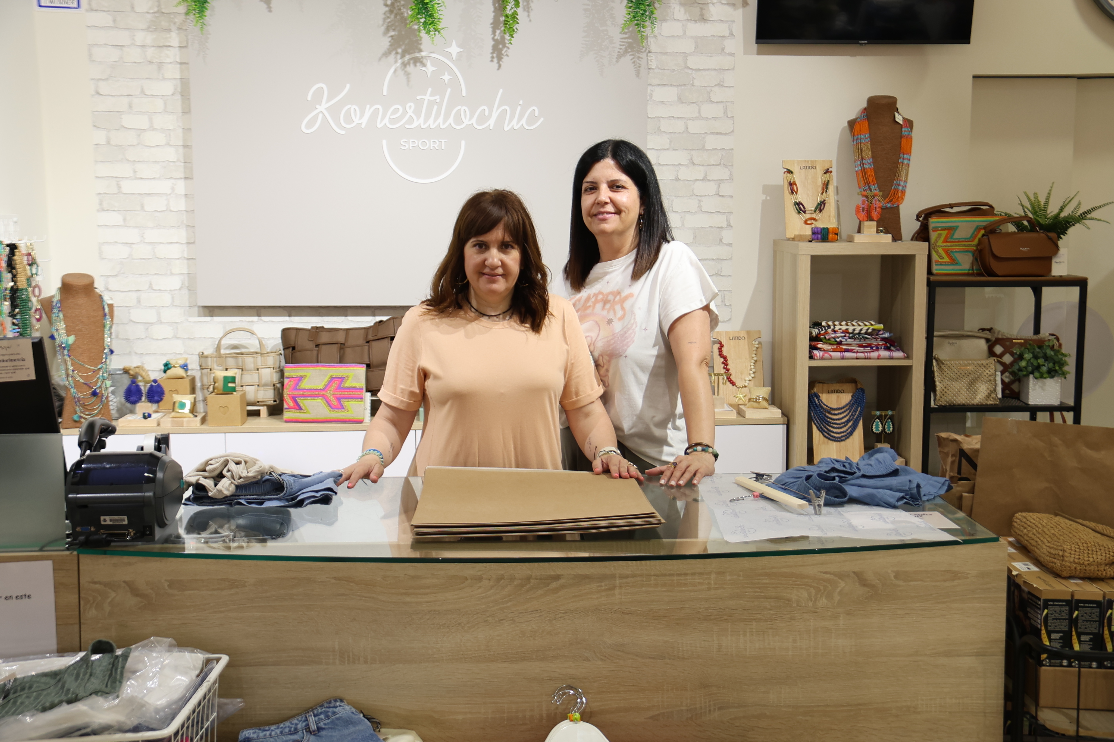 Ana Salas y su compañera en la tienda Konestilochic de Tauste, entre moda, asesoramiento y tecnología aplicada al estilo perso