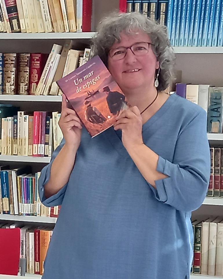 M.ª Carmen Navascués Capdevila con su nueva novela 'Un mar de espigas' en la presentación en Cintruénigo