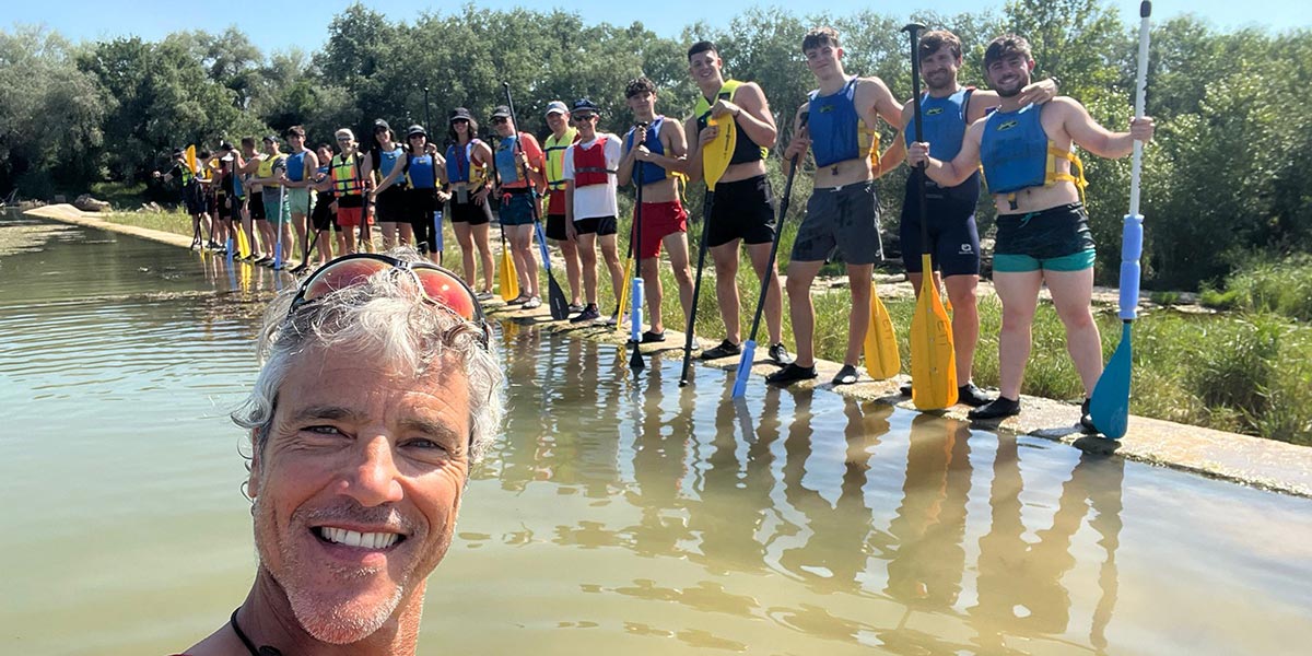 El profesor Alberto Cebollada junto a sus alumnos del CIP ETI Central de Tudela que participaron en el descenso fluvial en el río Ebro