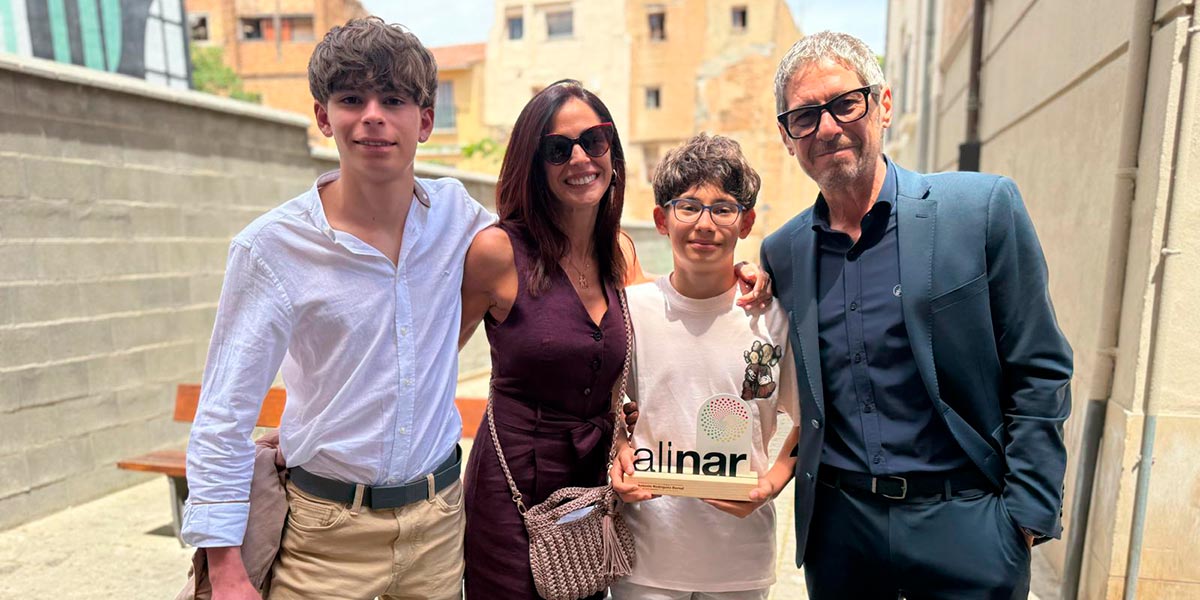 Antonio Rodríguez Bernal posa junto a su familia tras recibir el premio ALINAR a la trayectoria empresarial agroalimentaria