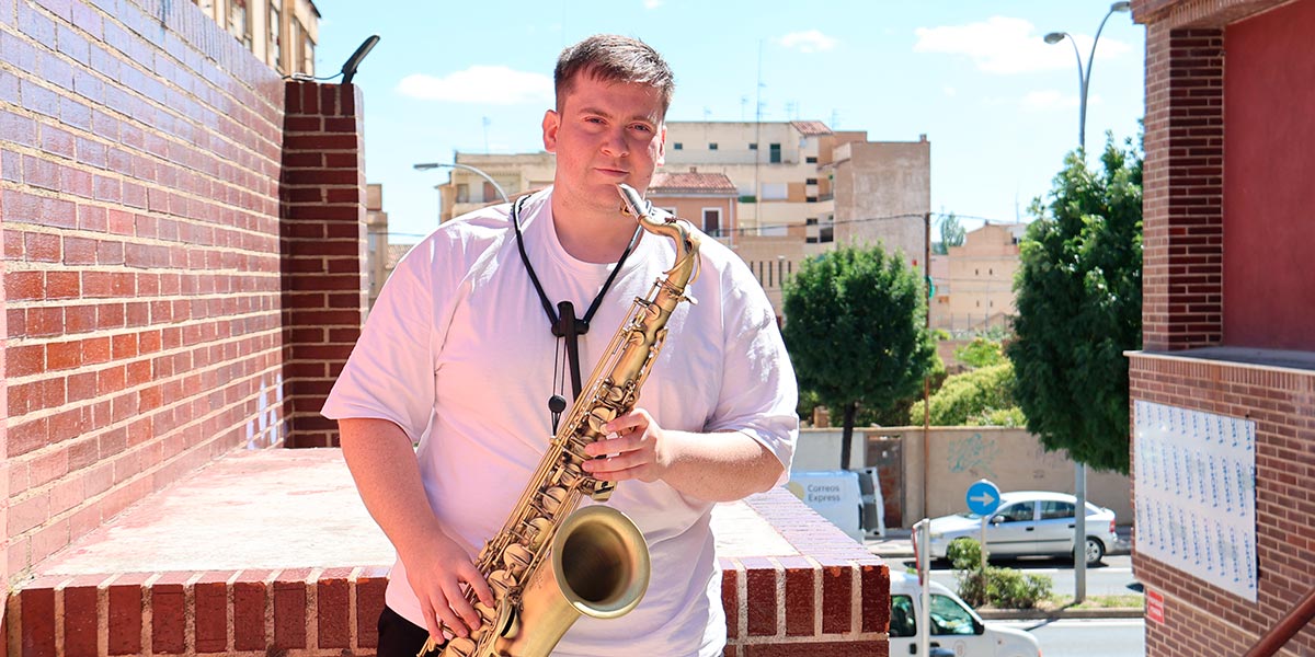 Esteban Martínez, saxofonista de la Charanga Carajillo
